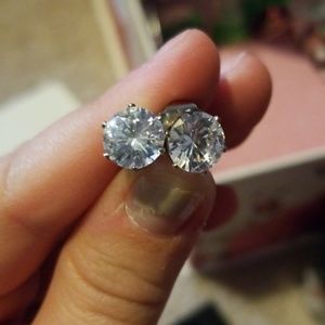 Set of diamond earrings
